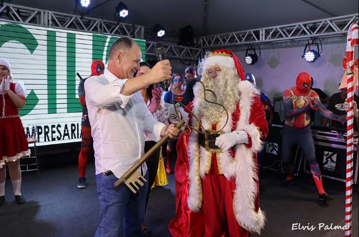 Papai Noel Natal Laguna Santa Catarina ganhando a chave da cidade pelo Prefeito