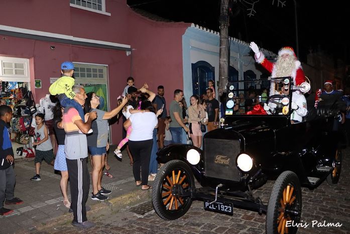 Papai Noel chegando com carro antigo Natal Laguna Santa Catarina